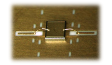 Condensator de siliciu minuscul pentru frecvențe de 10 GHz